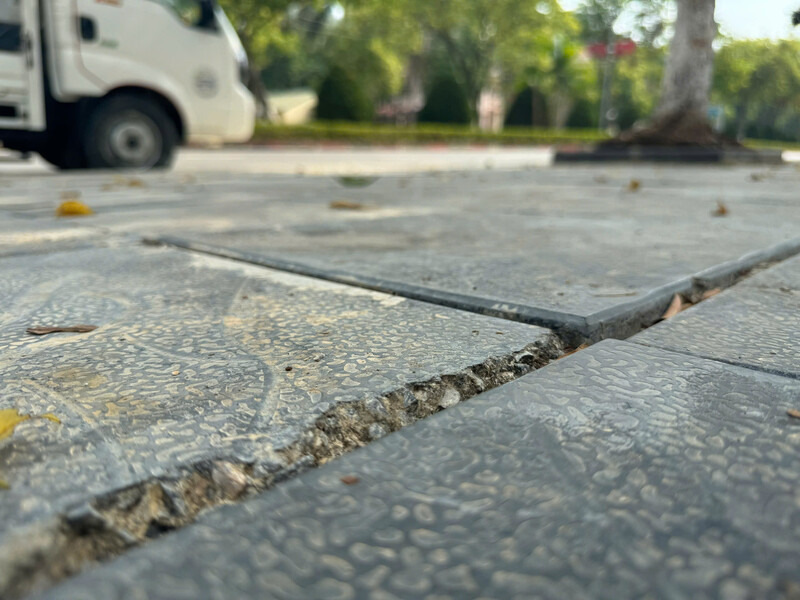 Nhiều vị trí xuất hiện nứt vỡ, mất phần mạch liên kết giữa các viên gạch. Ảnh: Khánh Linh