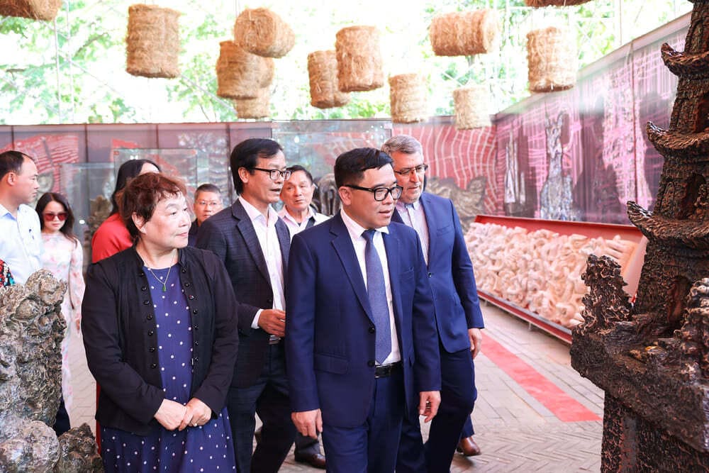 Visit the exhibition of artist Ngo Xuan Binh. Photo: Organizing Committee