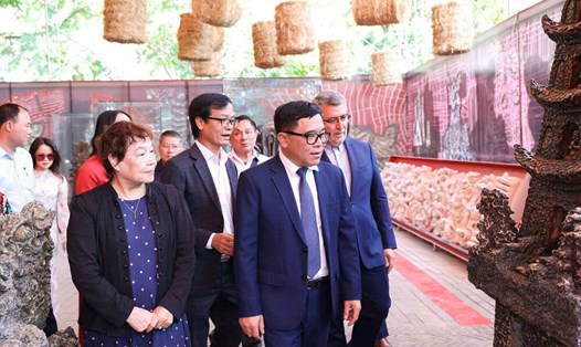 Khám tham quan triển lãm của họa sĩ Ngô Xuân Bính. Ảnh: BTC