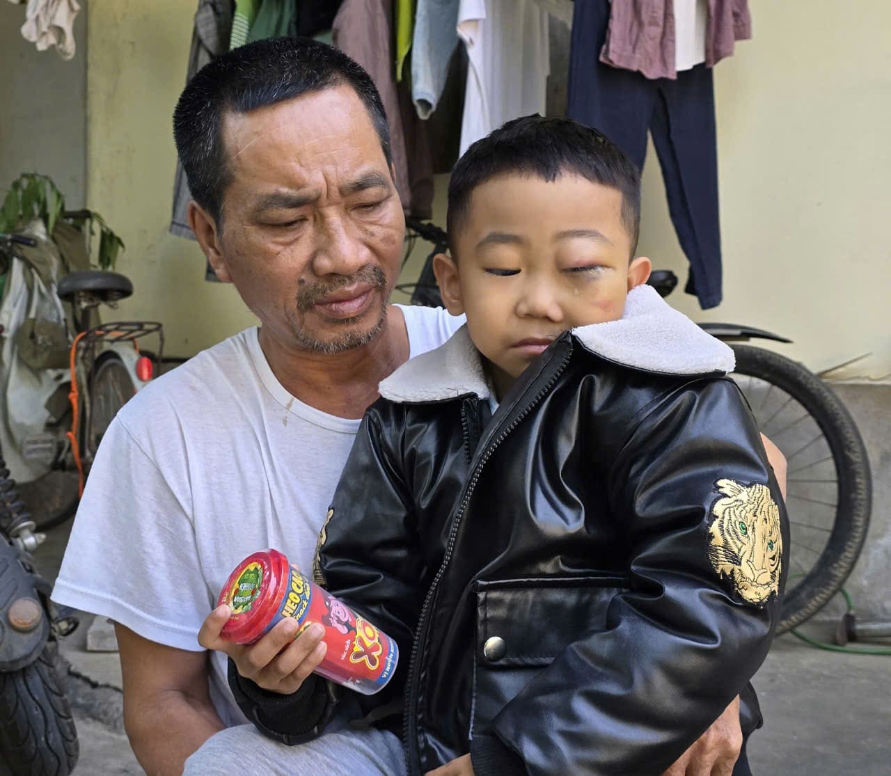 Now, both Mr. Manh and Ms. Nguyet just hope to have enough money for surgery to prolong the life of their son who is suffering from cancer. Photo: Nguyen Truong