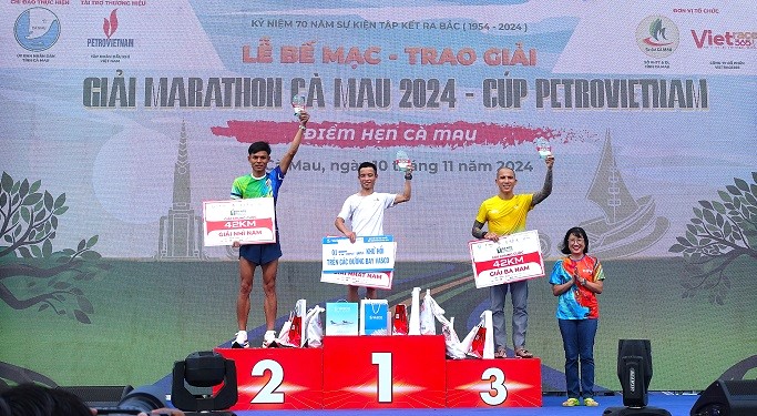 Athletes receive high awards at the competition. Photo: Truc Dao