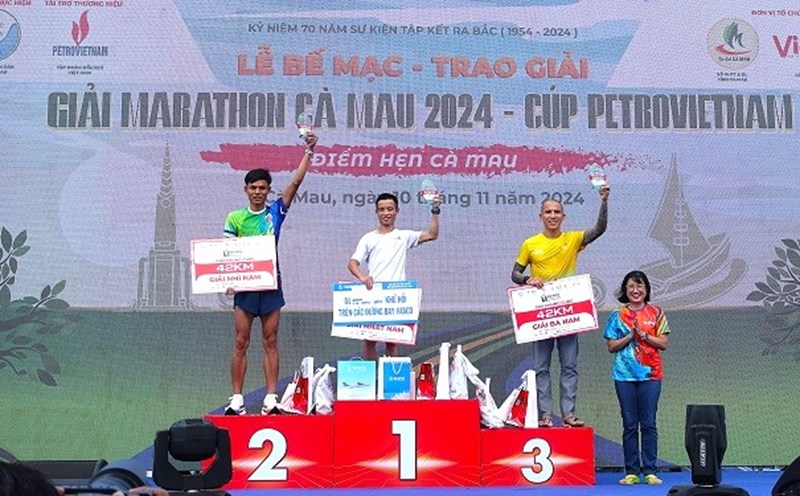 Athletes receive high awards at the competition. Photo: Truc Dao