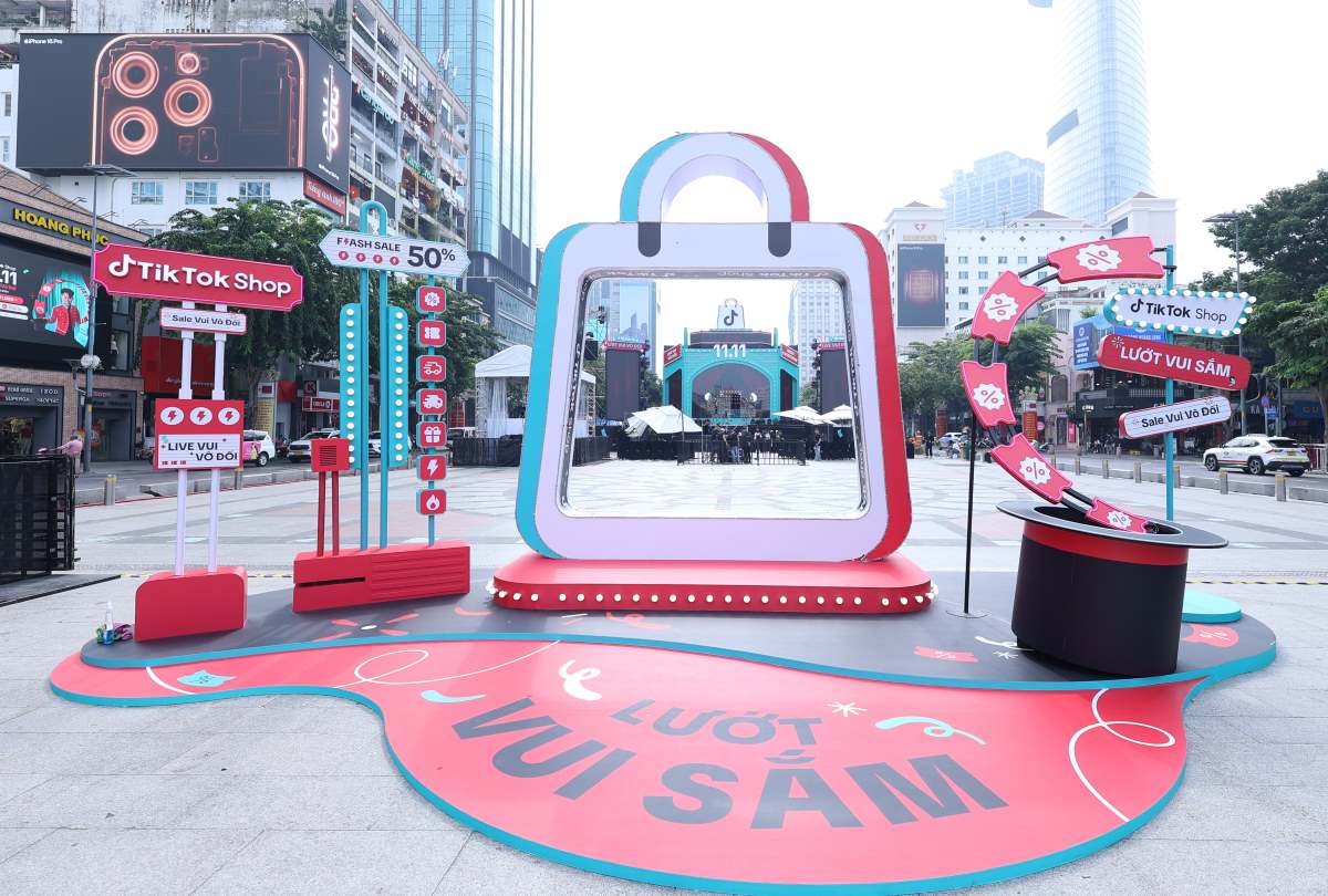 The livestream selling session at Nguyen Hue walking street lasted for 14 hours, starting at noon on November 10. Photo: Huu Duyen