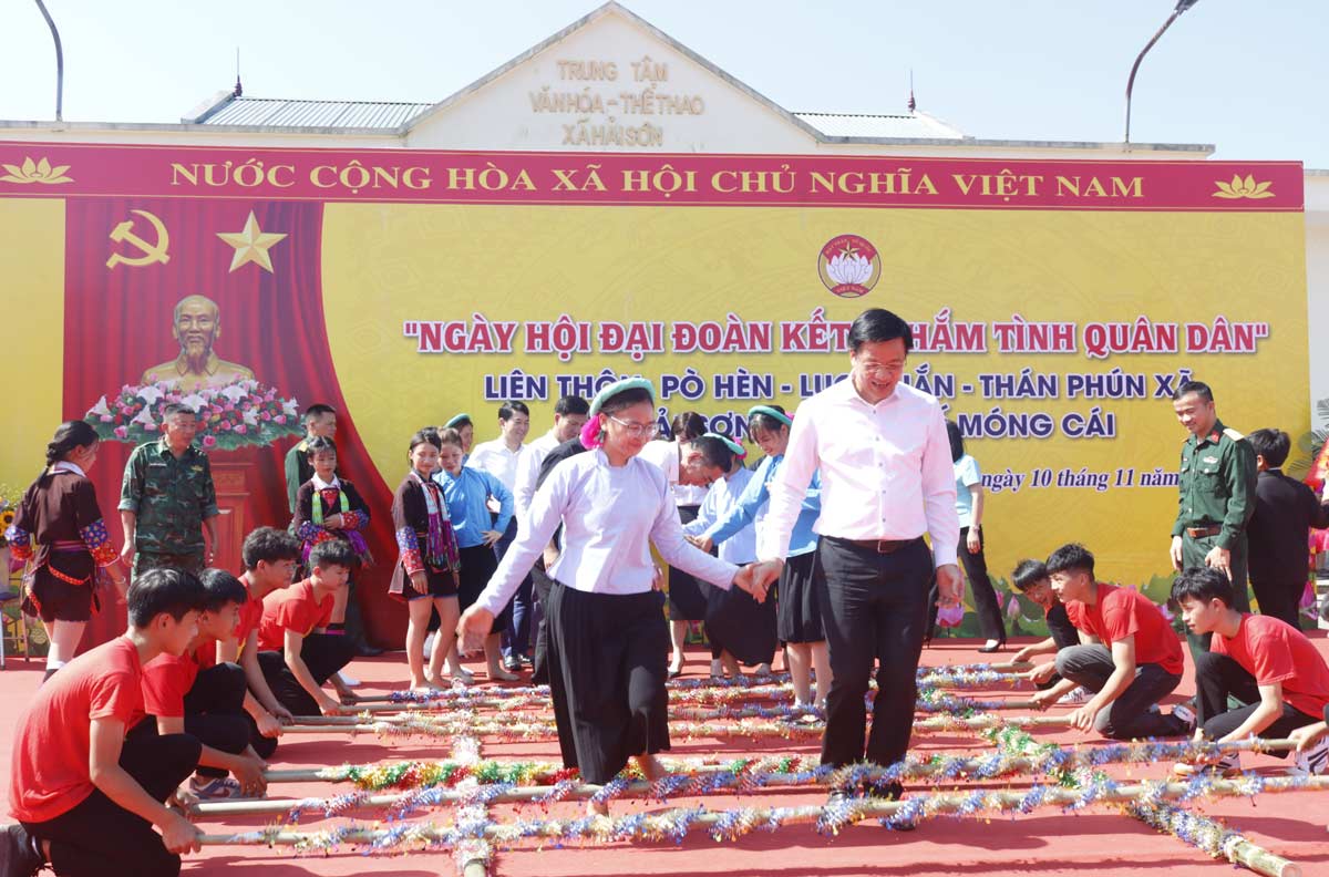Mr. Nguyen Van Hoi, Head of the Mass Mobilization Committee, Chairman of the Vietnam Fatherland Front Committee of Quang Ninh province, danced with the people of Hai Son commune, Mong Cai city during the national solidarity festival. Photo: Mong Cai Cultural Media