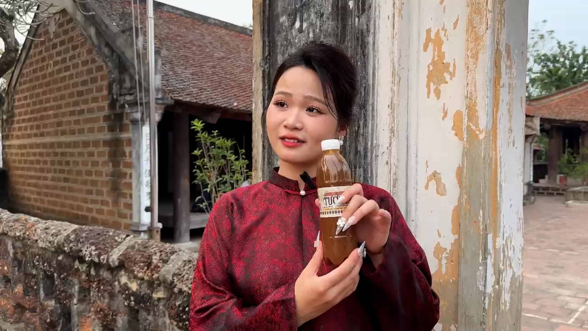 Ban tre vui ve khi mua duoc dac san cua lang co ve lam qua cho gia dinh. Anh: Huyen Trang