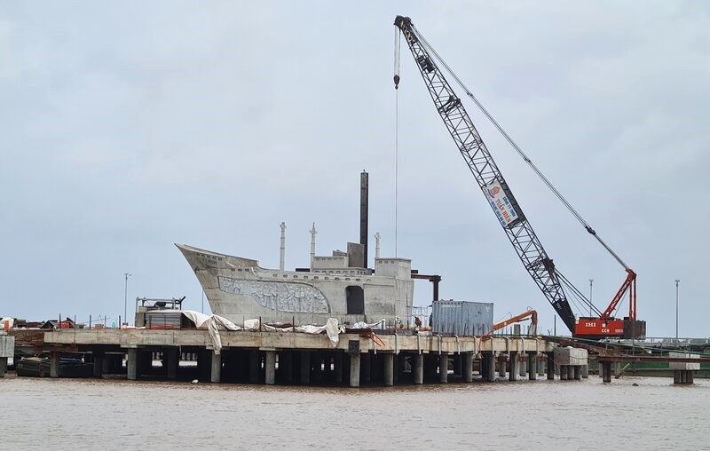 To prepare for this event, Ca Mau province built a new statue of the people gathering in the North at Song Doc, Tran Van Thoi district, Ca Mau province. Photo: Nhat Ho