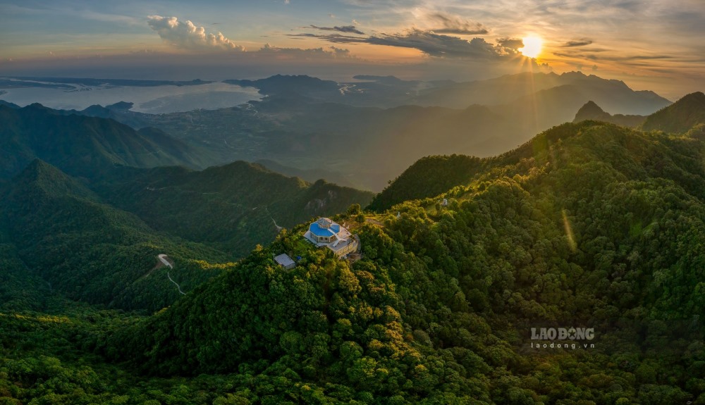 Nui Bach Ma thuoc dia phan huyen Phu Loc, tinh Thua Thien Hue, cach TP Hue khoang 60km ve phia Nam. Dinh Bach Ma o do cao 1.444m so voi muc nuoc bien, la noi nghi mat noi tieng o Viet Nam.