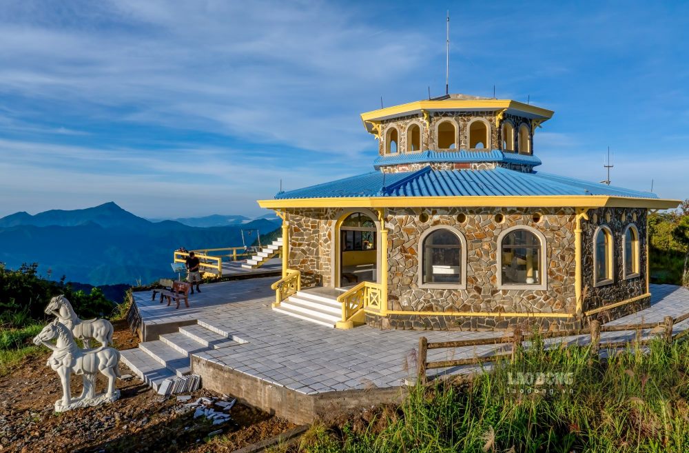 Day Bach Ma noi giap ranh giua TP Hue va TP Da Nang, noi tieng boi khi hau on doi giong nhu o SaPa, Tam Ðao hay Ða Lat. Co nhung con suoi va nhieu ngon thac hung vi, mat lanh.