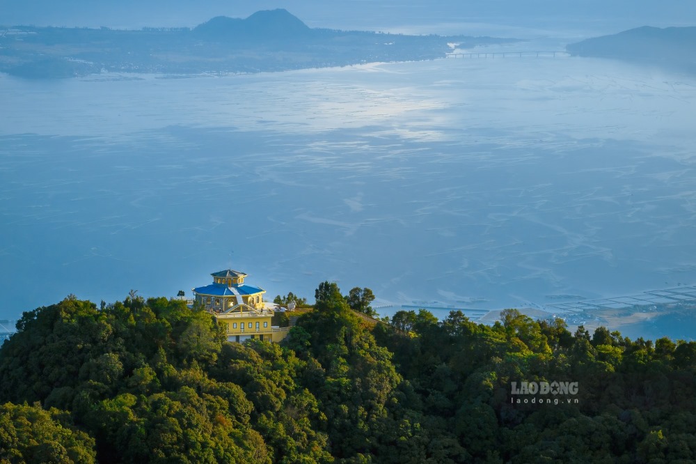 Len dinh, khoanh khac khi mat troi lo dang, toa nhung tia nang vang uom khap moi noi khien chung ta vo cung thich thu voi khong gian xung quanh. Cam giac se lanh cua thoi tiet ket hop voi chut nang am cua mat troi, khien con nguoi nhu duoc giai phong di met moi, dem lai tinh than sang khoai, nang luong tich cuc.