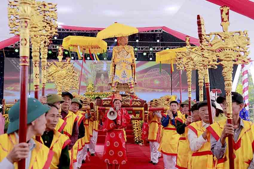 Le ruoc quan vi hanh ve den Cho Cui. Anh: Hong Quang.