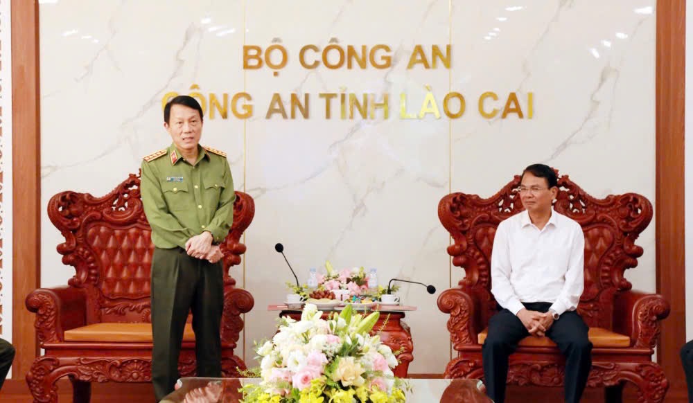 General Luong Tam Quang - Minister of Public Security (left) works with Lao Cai Provincial Party Secretary Dang Xuan Phong. Photo: Tuan Ngoc
