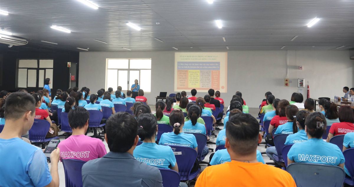 Workers participate in a conference to disseminate traffic safety laws. Photo: Nam Dinh Provincial Labor Federation