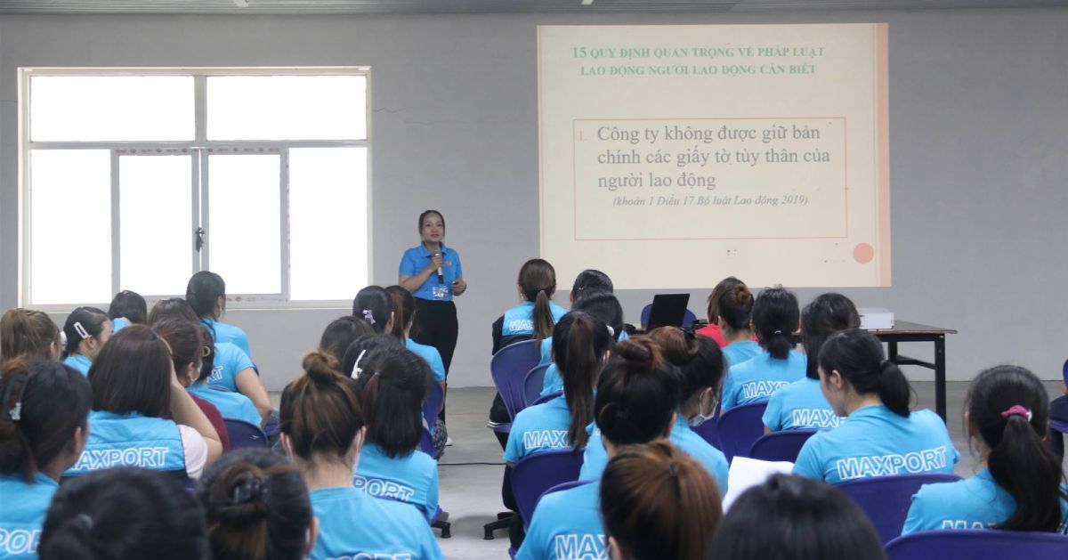 Ba Dao Xuan Thanh Huyen - Pho truong ban Chinh sach Phap luat & QHLD LDLD tinh, Chu nhiem VP Tu van phap luat Cong doan Nam Dinh truyen dat cac noi dung tai hoi nghi