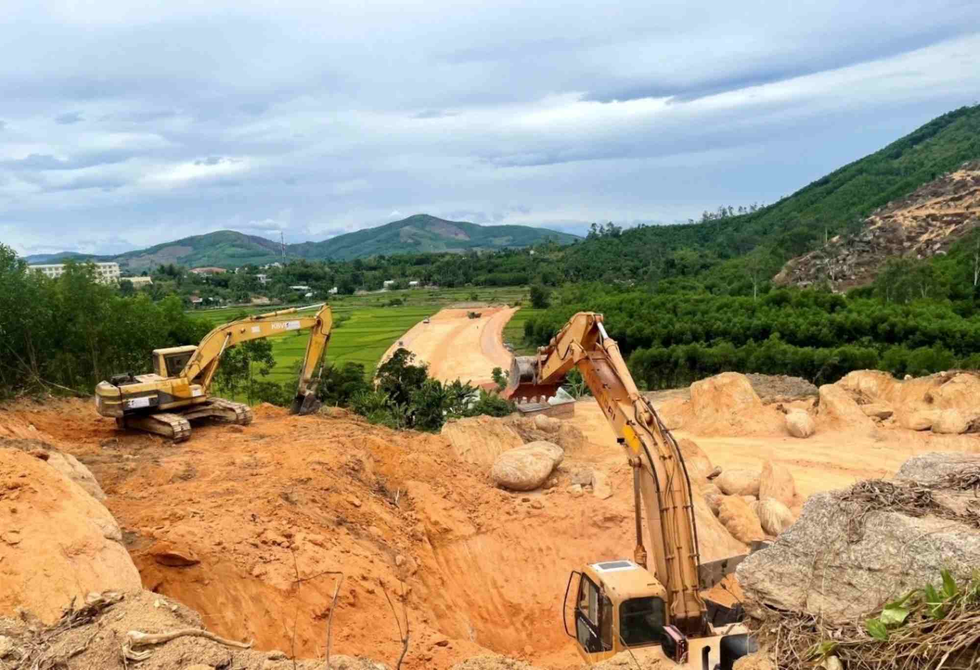 Du an nang cap, mo rong QL 14E tai Quang Nam dang thi cong i ach, do anh huong thoi tiet mua bao va nang luc han che cua nha thau. Anh: Nguyen Hoang 