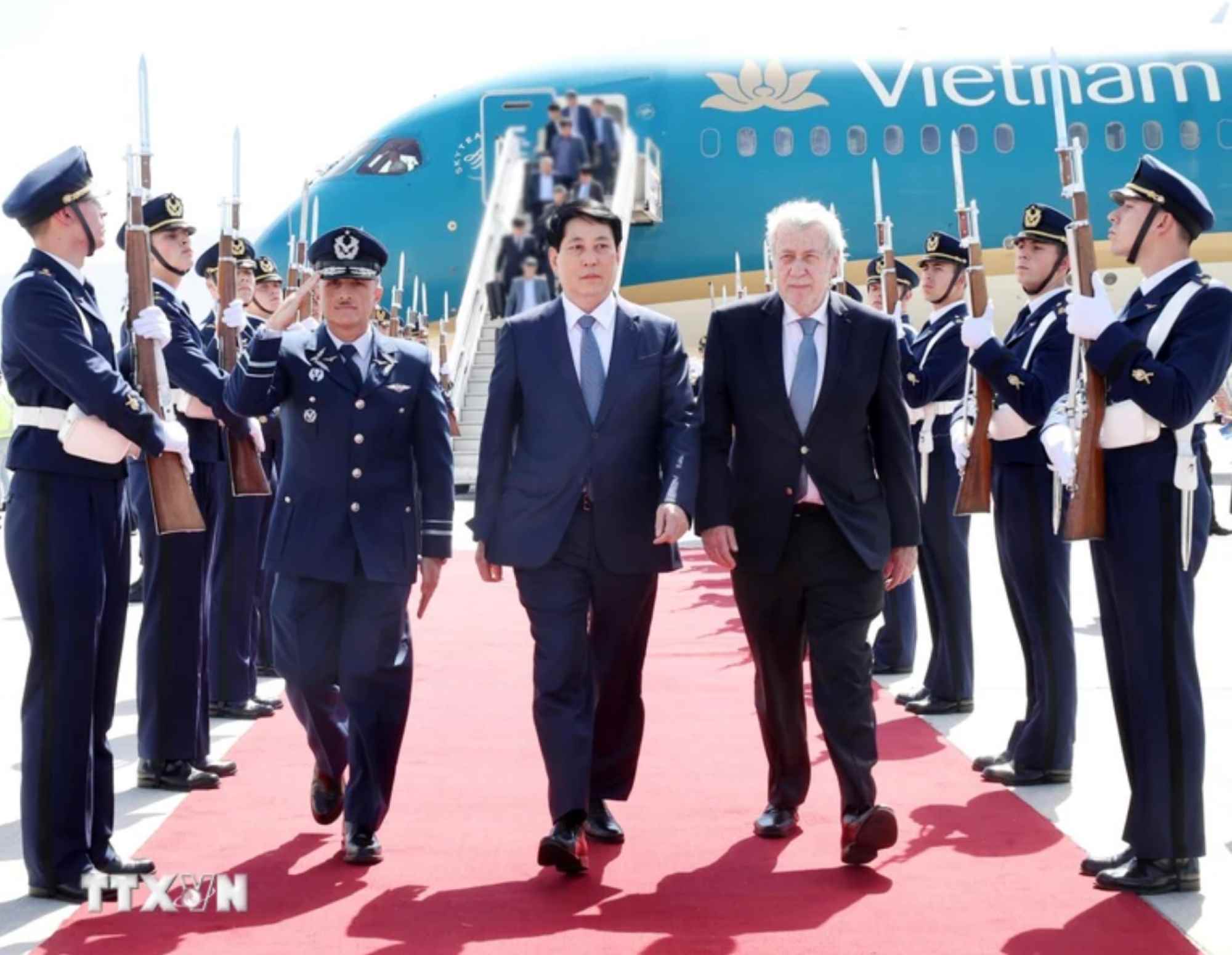 Ceremony to welcome Politburo member and President Luong Cuong at Santiago airport, Chile, on the afternoon of November 9 local time. Photo: VNA