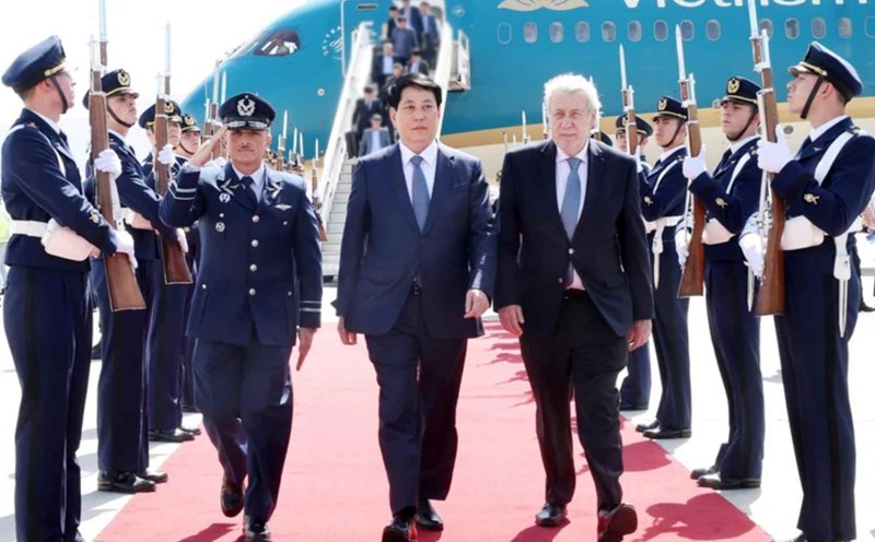Ceremony to welcome Politburo member and President Luong Cuong at Santiago airport, Chile, on the afternoon of November 9 local time. Photo: VNA