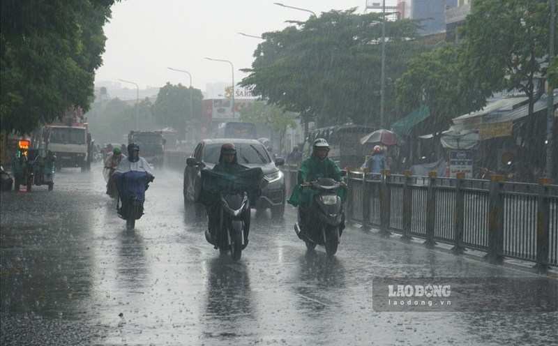 Weather forecast for Ho Chi Minh City is showers and thunderstorms in some places tomorrow afternoon and evening, November 12. Photo: Thanh Chan