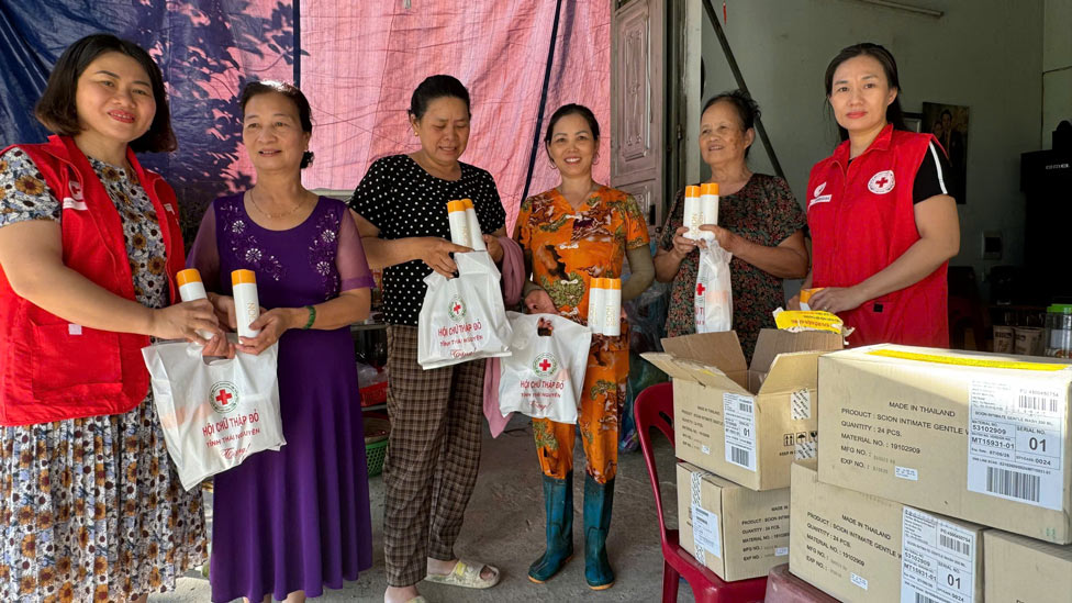 Nu Skin Vietnam donated 2,000 bottles of Scion Intimate Gentle Wash to women in difficult circumstances. Photo: Provided by the company