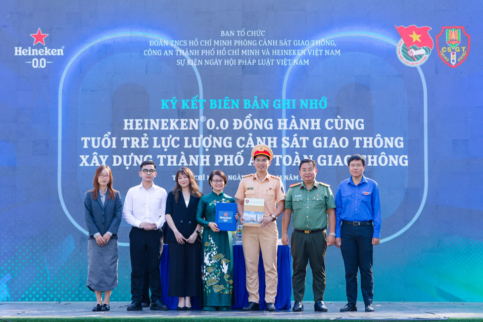 Heineken Việt Nam ký biên bản ghi nhớ cùng Đoàn Phòng Cảnh sát Giao thông TPHCM. Ảnh: DN cung cấp