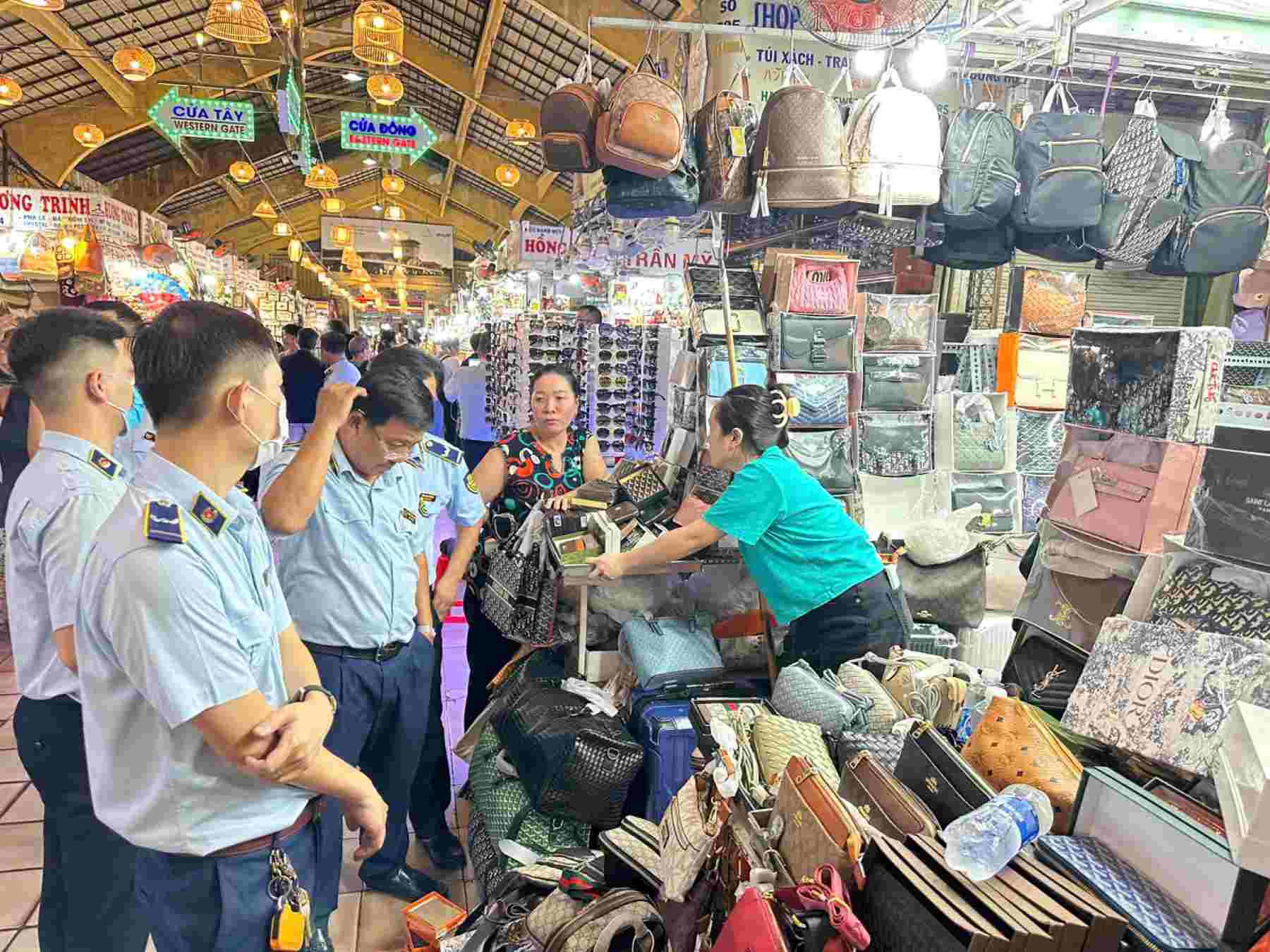 Market Management forces check counterfeit goods at Ben Thanh Market (District 1). Photo: General Department of Market Management