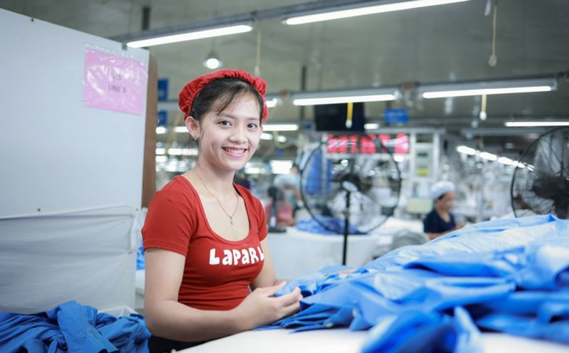 The labor and employment market continues to thrive, contributing to Vietnam's happiness index increasing 11 places compared to 2023. Photo: Hai Nguyen