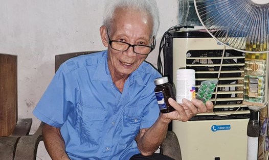 Ông Nguyễn Bạch Đằng được tăng trợ cấp người có công. Ảnh: Minh Phương