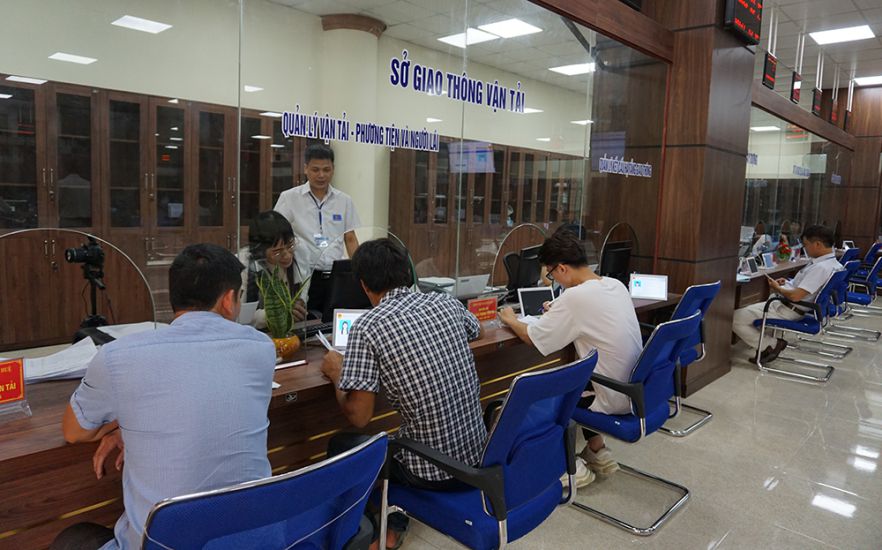 Highlanders come to work and conduct transactions at the Public Administration Service Center. Photo: Thanh Huong