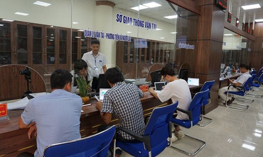 Người dân vùng cao đến làm việc và giao dịch tại Trung tâm Phục vụ Hành chính công. Ảnh: Thanh Hương