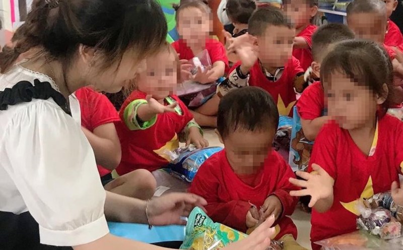 Many preschool teachers hope to receive preferential salary policies; to retire 5 years earlier than the regulations without having their pension benefits deducted. Photo: Chu Trang