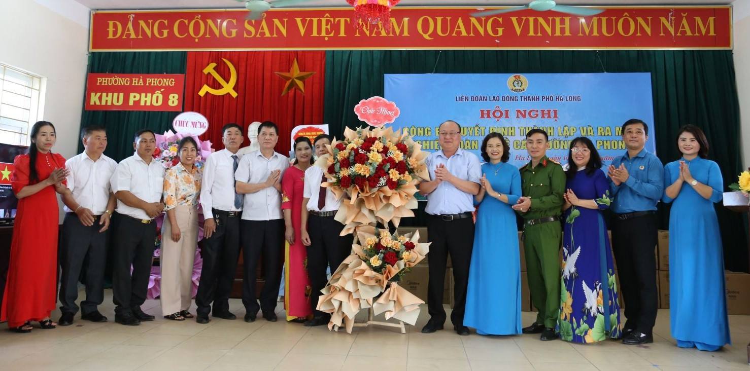 Leaders of the Quang Ninh Provincial Federation of Labor, Ha Long City Federation of Labor and Ha Phong Ward People's Committee presented flowers to congratulate the Ha Phong Ward Fisheries Union. Photo: Tran Thanh
