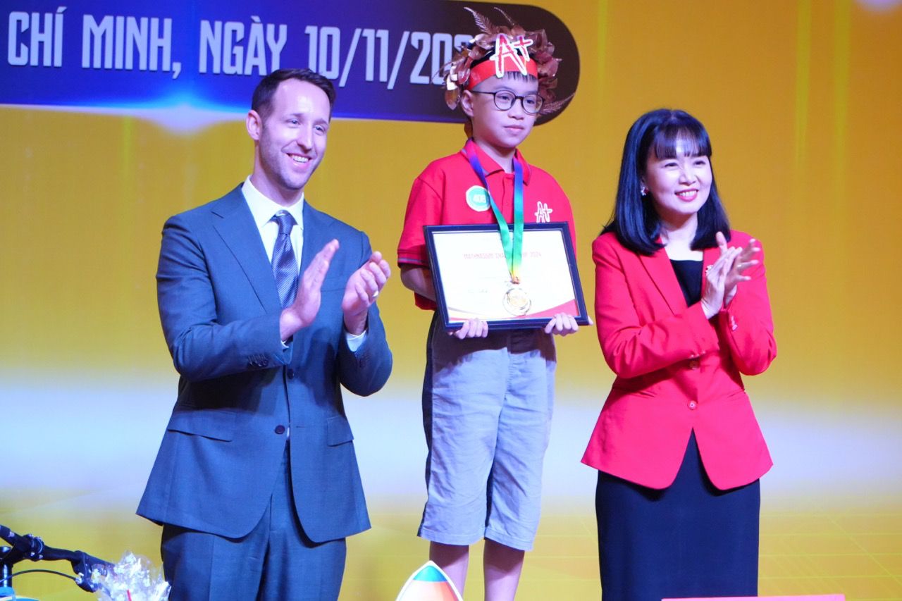 Ms. Nguyen Thanh Hoang Diem - representative of the Mathnasium Championship organizing committee - awarded the laurel wreath to the first prize winner. Photo: Organizing committee