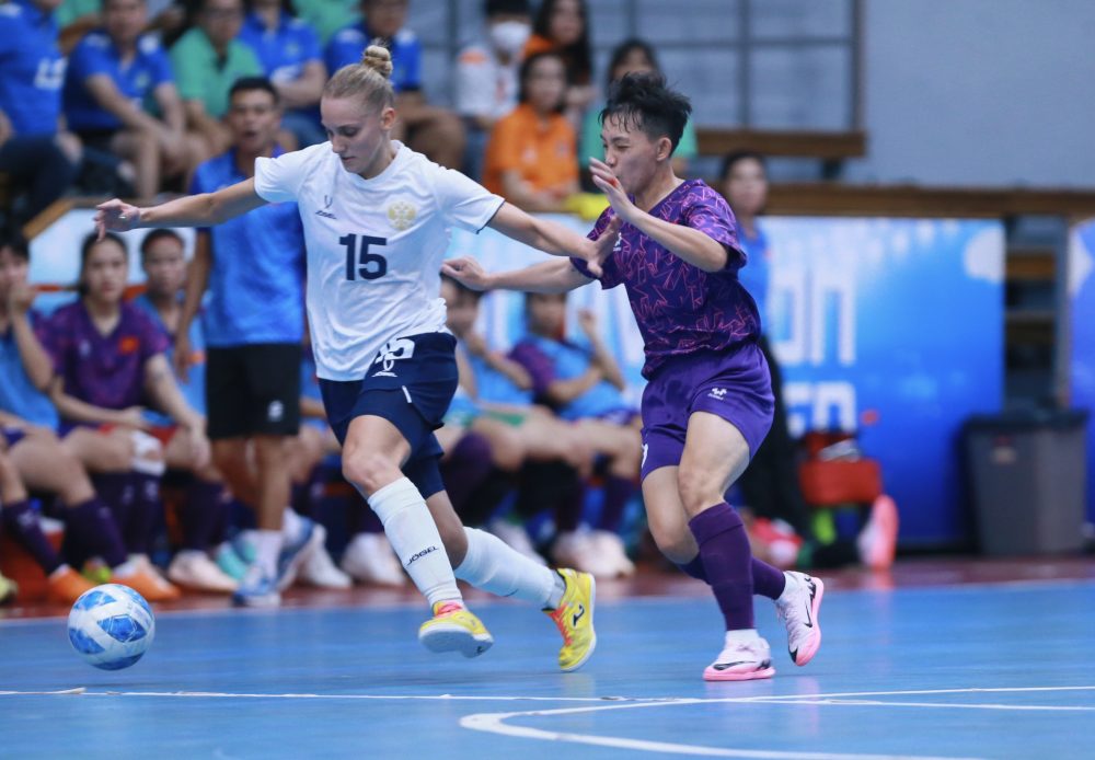 Vietnam women's futsal team (in purple) lost to Russia in both friendly matches. Photo: VFF