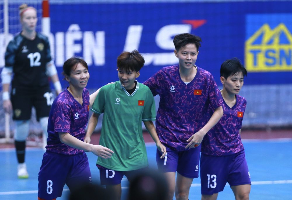 Tuyen futsal nu Viet Nam co ban thang ghi trien khai chien thuat power-play. Anh: VFF