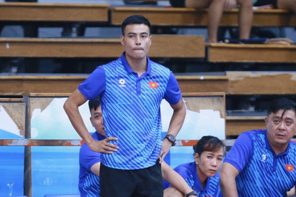 Huan luyen vien Nguyen Dinh Hoang cua doi tuyen futsal nu Viet Nam. Anh: VFF