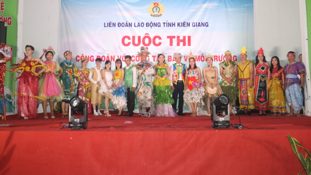 Candidates from the grassroots trade unions of the units competed enthusiastically in the competitions. Photo: Huy Hai