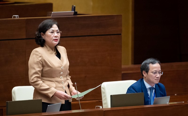 State Bank Governor Nguyen Thi Hong is the first industry leader to answer questions before the National Assembly. Photo: Pham Thang