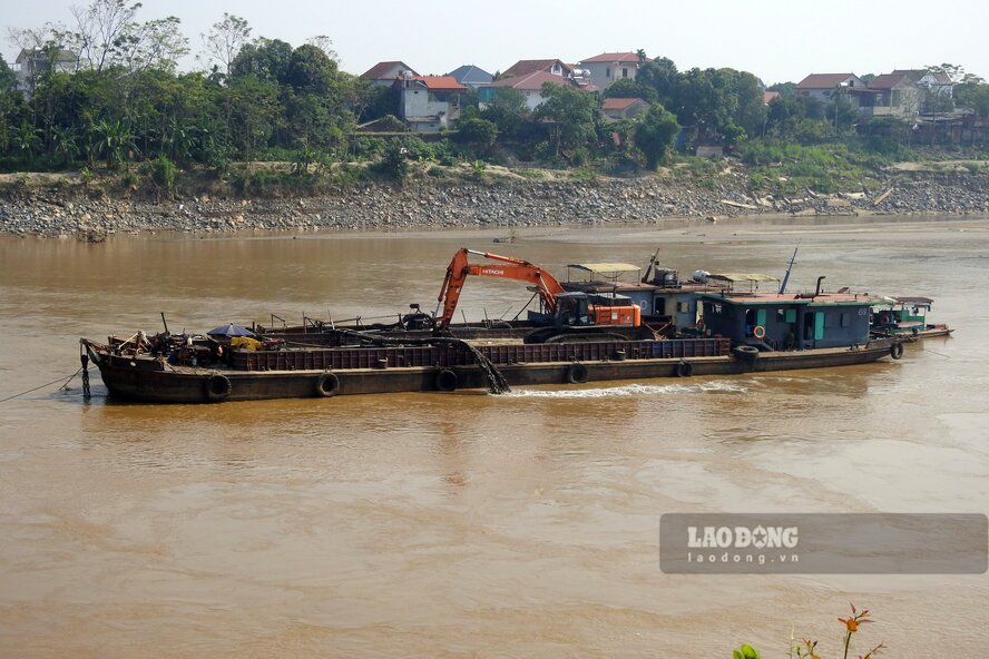 Tau hut cat duoc huy dong den khu vuc xay ra su co sap cau Phong Chau. Anh: To Cong.