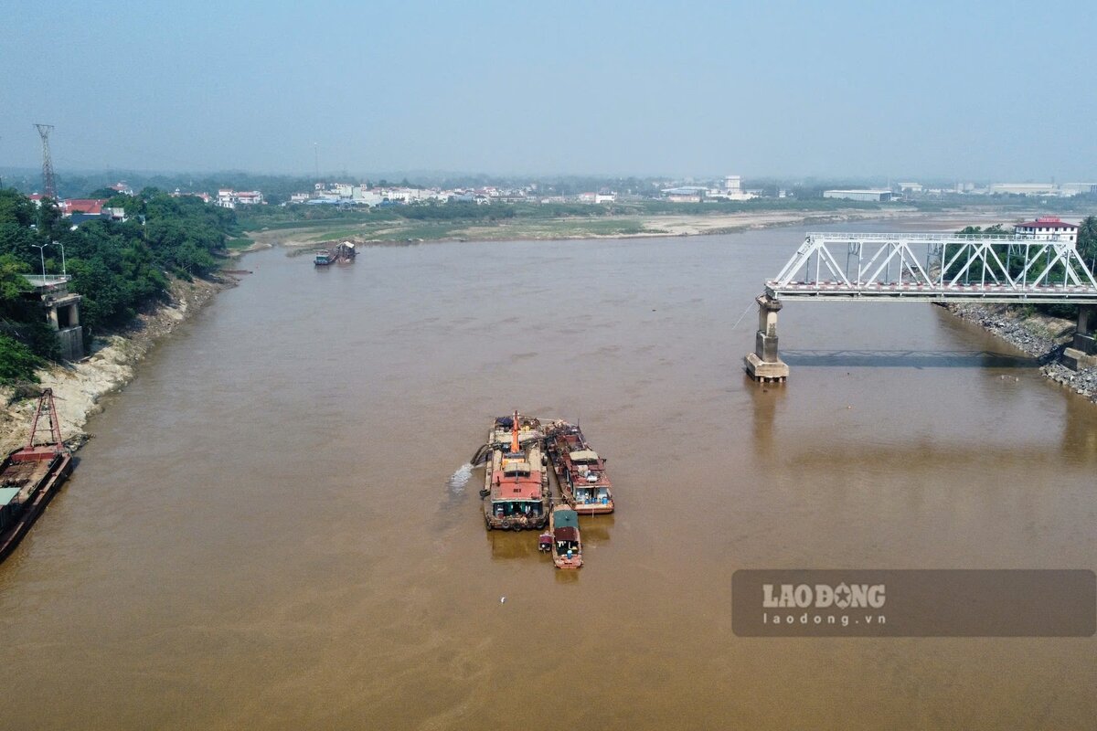 Vi tri tau cat o giua dong song, cach cau Phong Chau khoang 50m. Anh: To Cong.