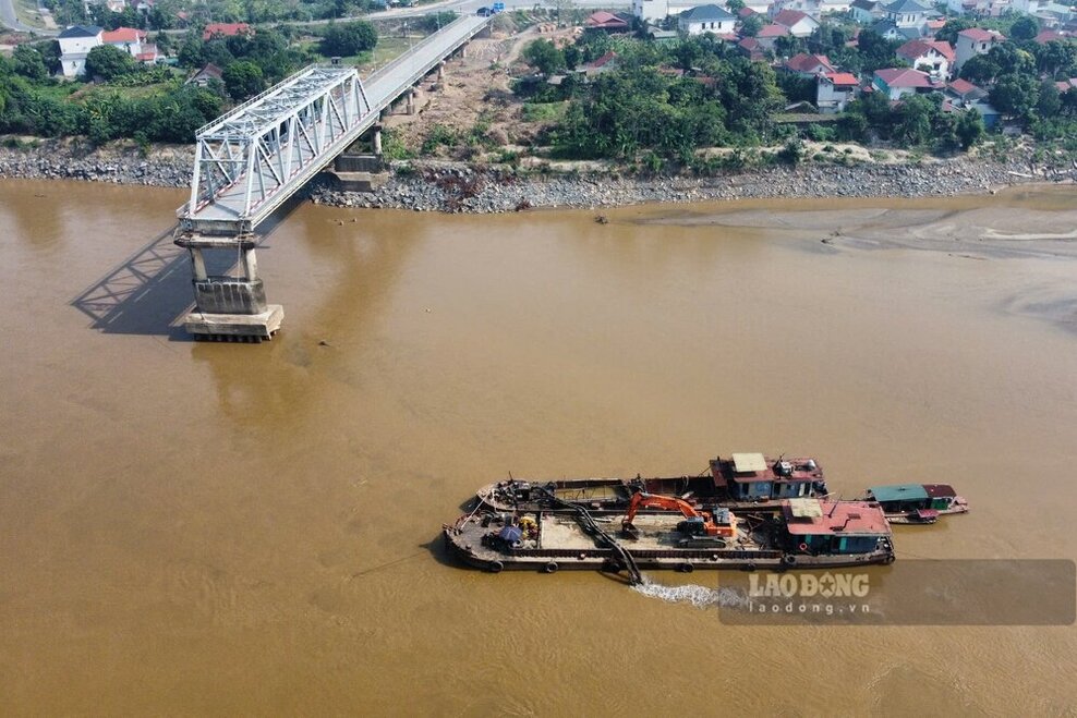 Sand dredgers have been mobilized to the area where the Phong Chau bridge collapsed. Photo: To Cong.