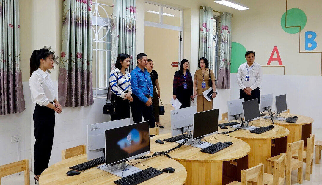 The inspection team of the Son Tay Town Labor Federation inspected and assessed the achievement of cultural standards for the period 2023 - 2024 at a unit. Photo: Union