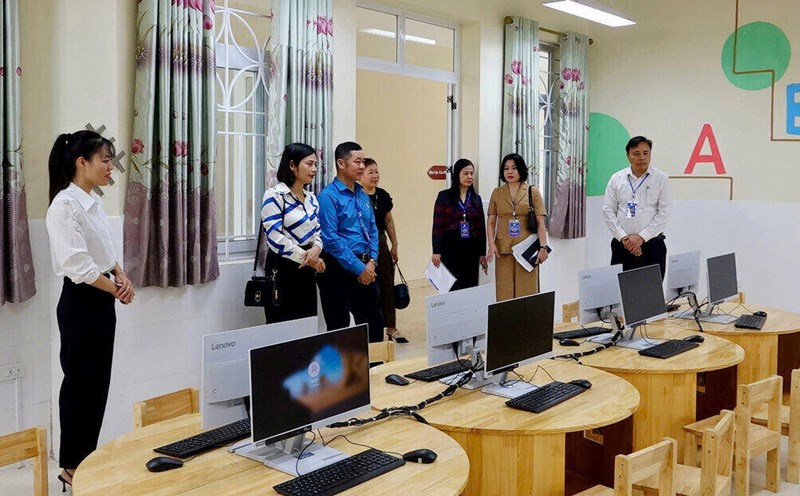 The inspection team of the Son Tay Town Labor Federation inspected and assessed the achievement of cultural standards for the period 2023 - 2024 at a unit. Photo: Union