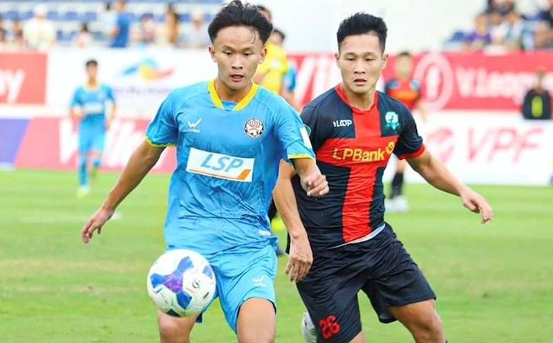 Phu Dong Ninh Binh (black and red shirt) continues to consolidate the top position in the 2024-2025 National First Division. Photo: VPF