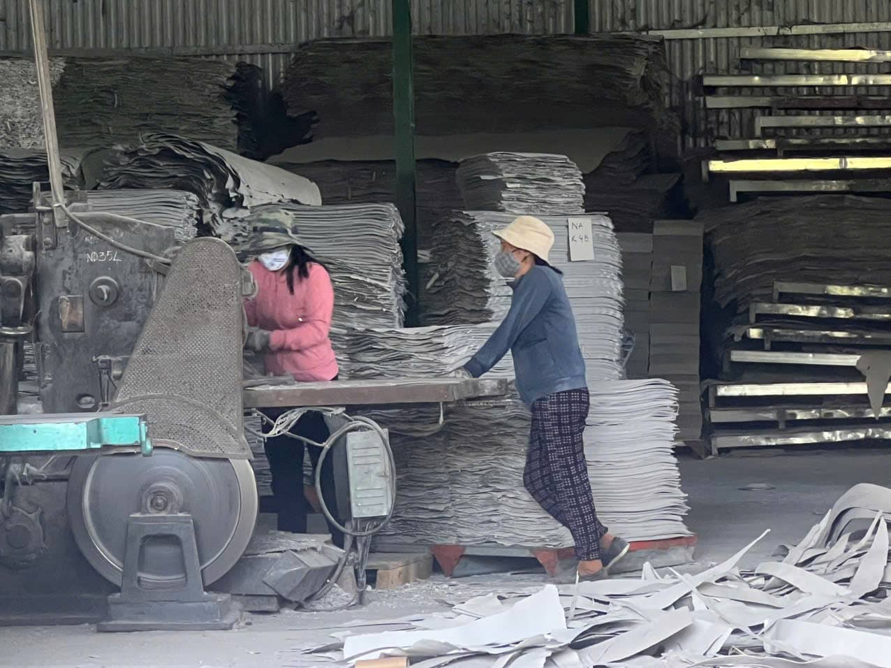 Người dân lo lắng về tình hình ô nhiễm từ hoạt động gia công giấy trong khu dân cư tại xã Diên Phước, Diên Khánh, Khánh Hòa. Ảnh: Hữu Long