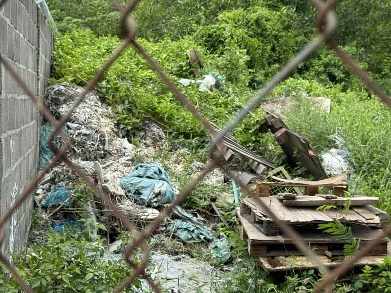 Rác thải sau gia công được vứt ra môi trường bên ngoài. Ảnh: Hữu Long