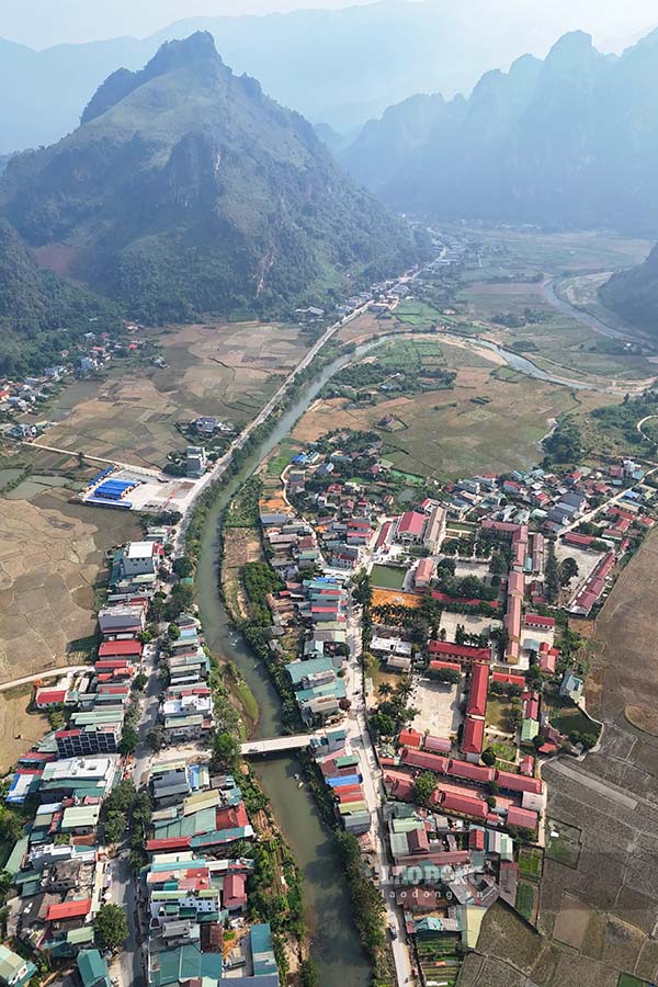 Nam giua thung lung xa Bung Lao, huyen Muong Ang, truong duoc bao boc boi nhung vach da dung dung, xung quanh co canh dong, dong suoi Nam Co uon luon.