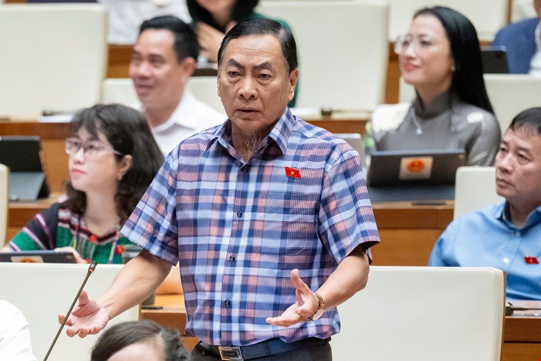 Delegate Pham Van Hoa said that the State Bank sells gold bars but does not buy them back from the market, forcing people to sell gold on the black market. Photo: Quochoi.vn