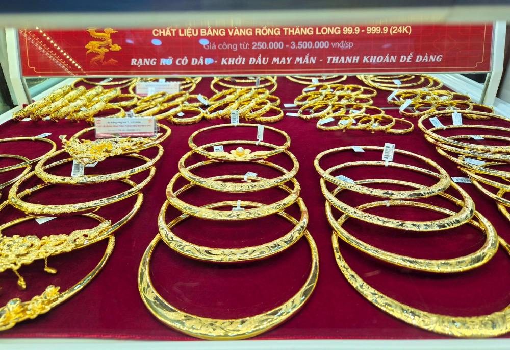 According to a National Assembly delegate, the gold market is still not really stable and lacks sustainability. Photo: Huong Thuy