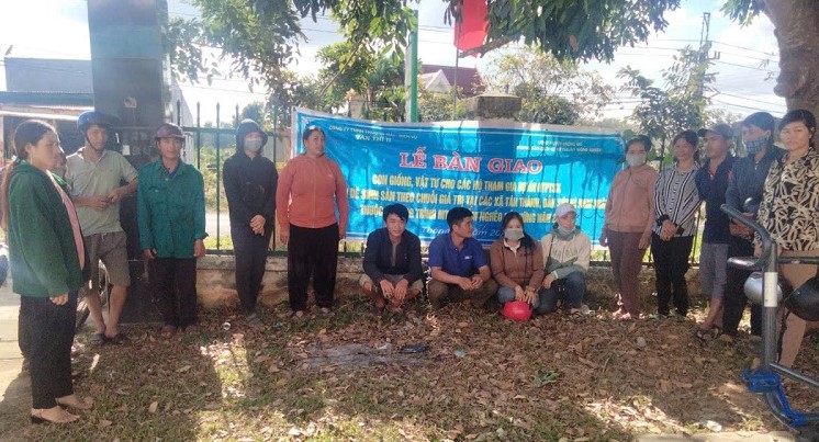 People of Krong No during the goat giving ceremony to help them earn a living and escape poverty. Photo: Bao Trung