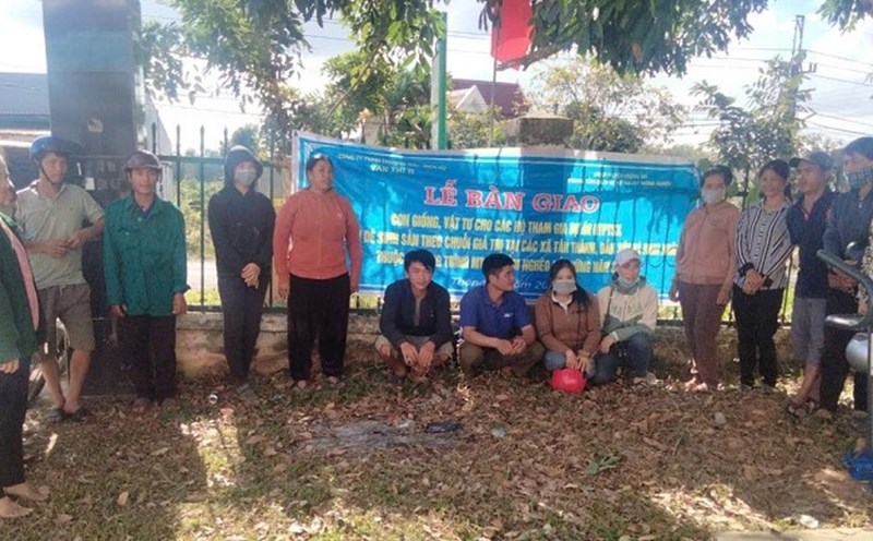 People of Krong No during the goat giving ceremony to help them earn a living and escape poverty. Photo: Bao Trung