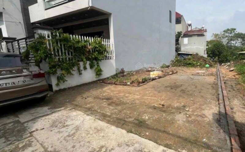 A plot of land near the Ring Road 4 project (Hanoi) is being sold for 28 million VND/m2. Photo: Thu Giang